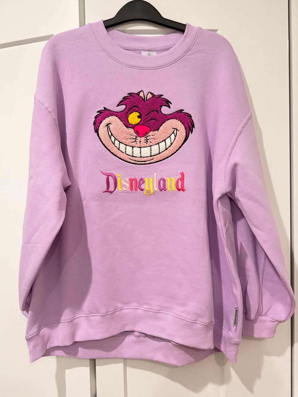 🏷️ New Disneyland Cheshire Cat purple sweatshirt embroidered small